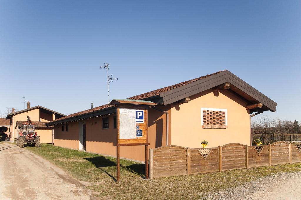 Agriturismo Cascina Aguzza Oleggio Exterior foto